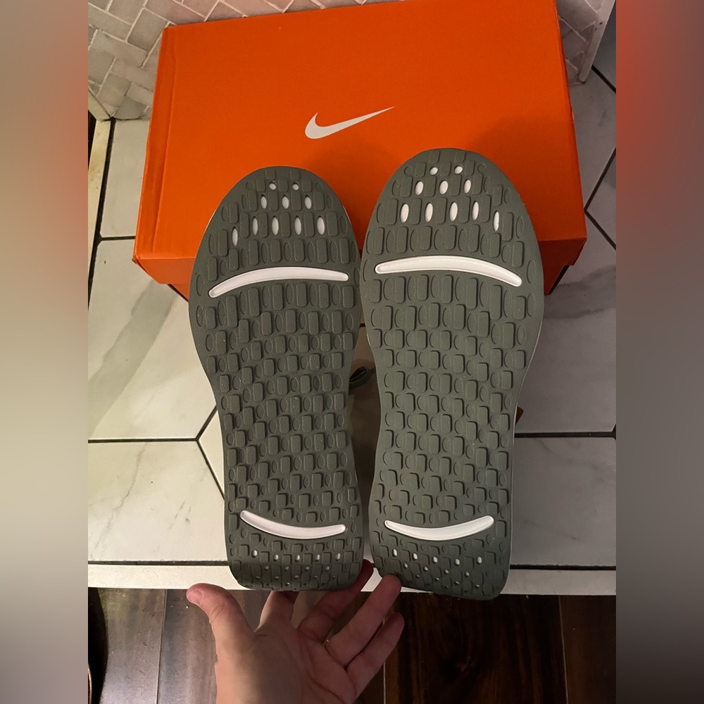 Nike Promina Gray and White Running Shoes - Picture 5 of 7